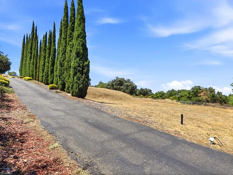19563 Almaden Rd — Photo 5
