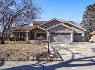 1654 Silverpine Dr, Northbrook, IL 60062