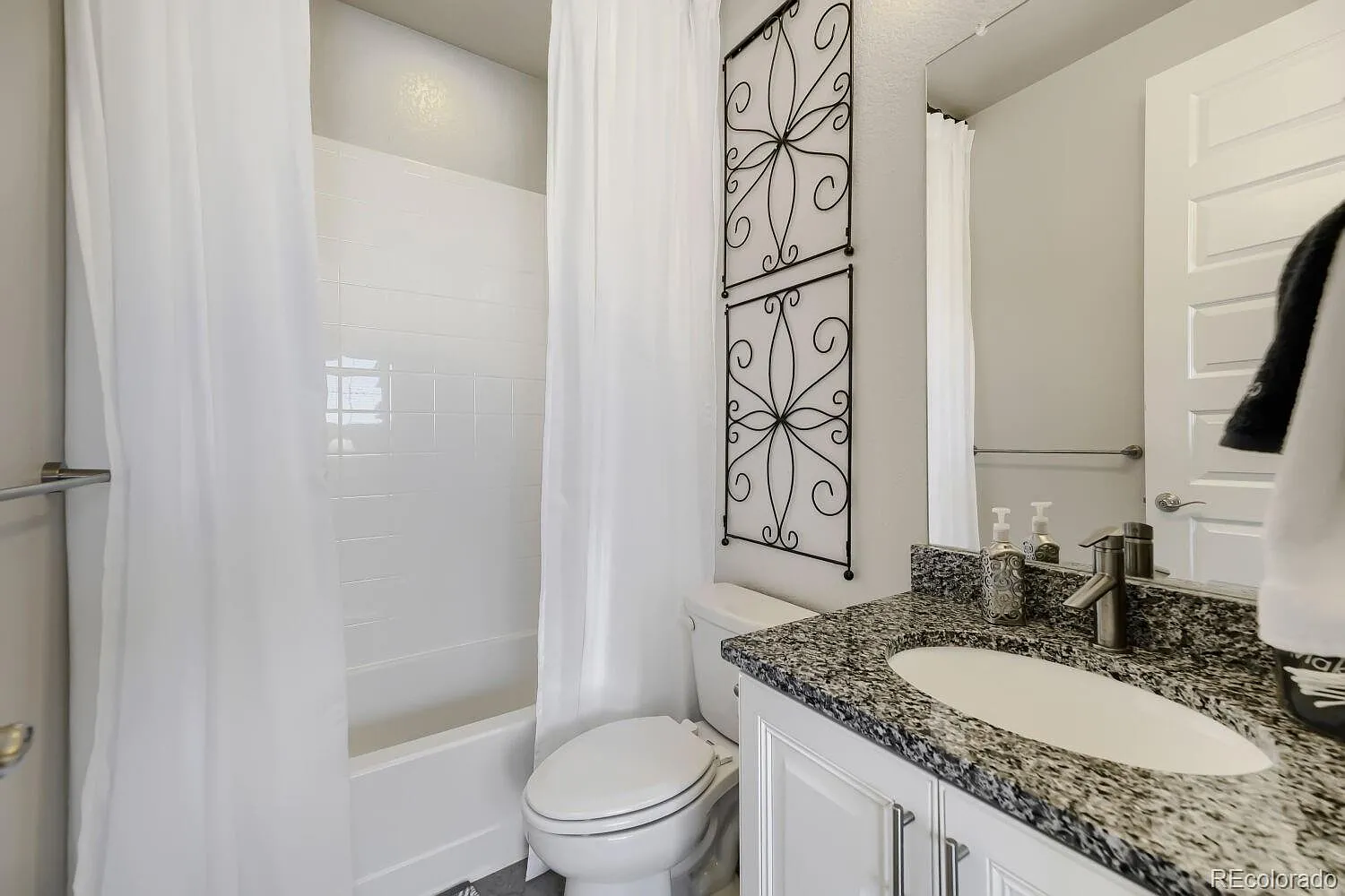 6 bed, 6.5 bath, 6000 sqft, $8,500 — Photo 2