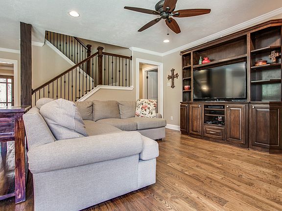 3rd image of 412 Brook Glen Dr