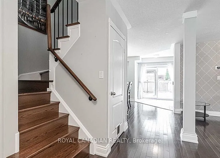 87 John Walter Cres — Photo 3