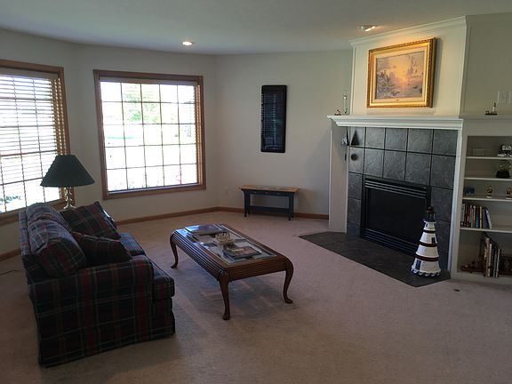 Great Room w/ fireplace