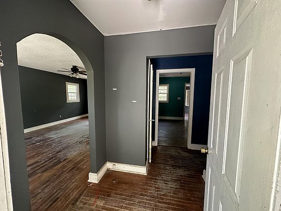 2nd image of 908 Lakeside Dr.