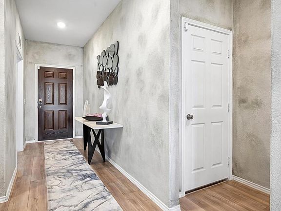 4th image of 814 Marigold St