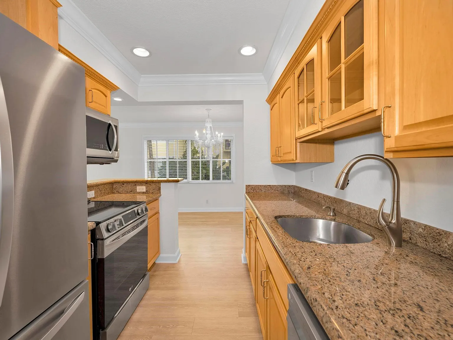 2 bed, 2.0 bath, 960 sqft, $2,500 — Photo 3
