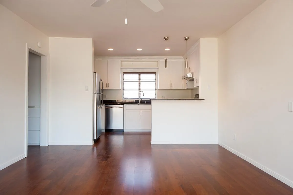 2 bed, 800 sqft, $4,195 — Photo 1