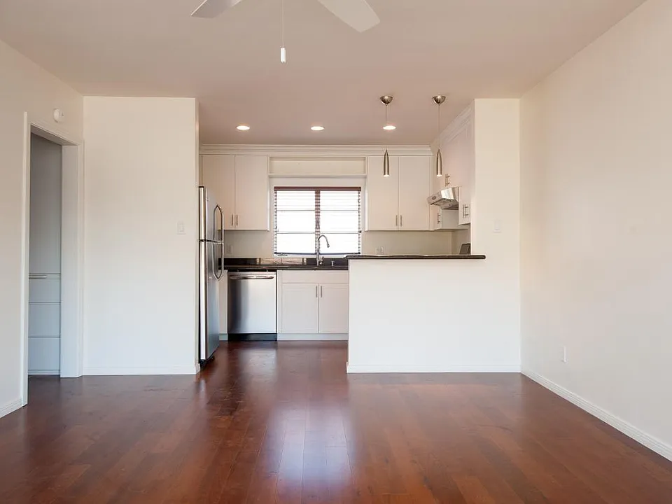 6249 La Jolla Blvd