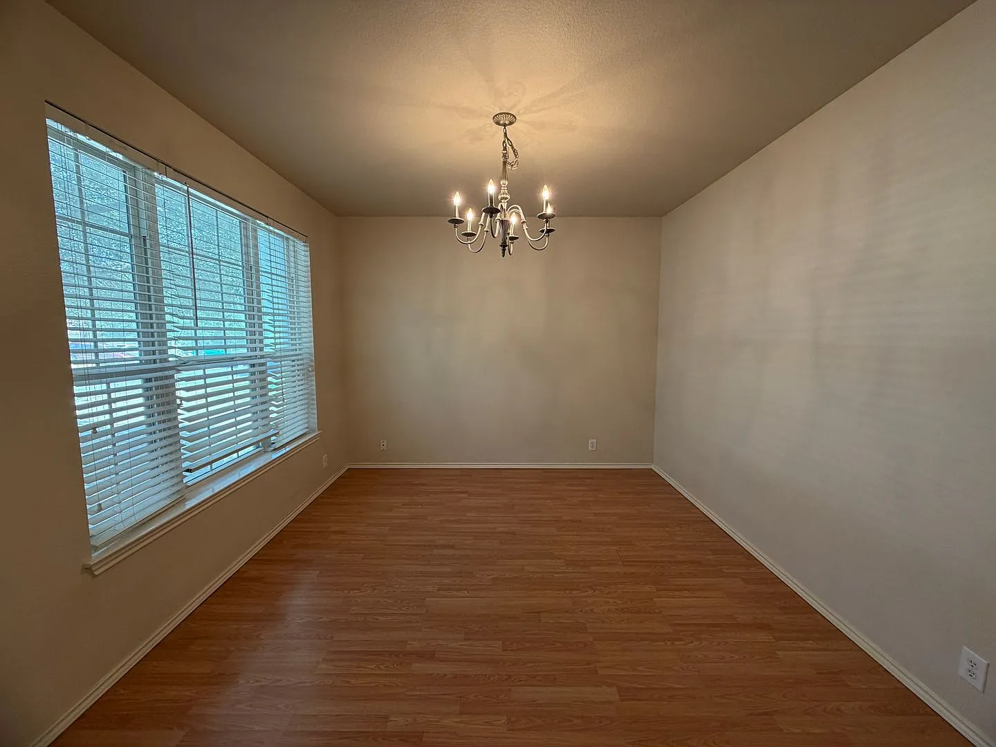 Spacious 5/3.5 Home- Move In Ready! — Photo 3