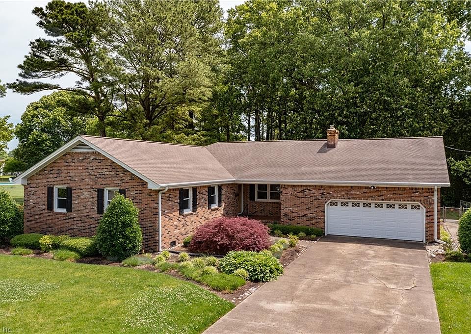 Welcome home to 340 E Chickasaw Road! 
