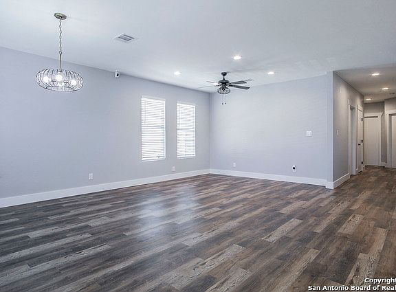 4th image of 827 E Highland Blvd