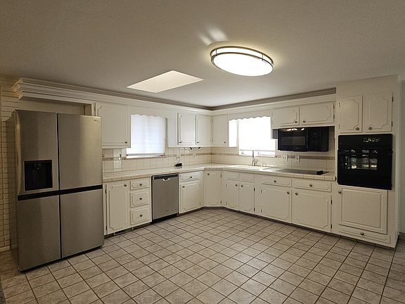3rd image of 2725 N Hazel Ct