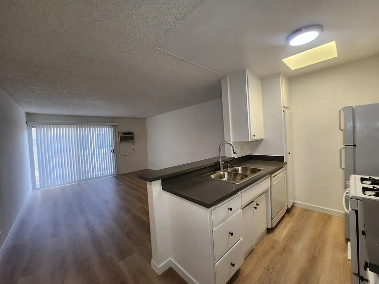 123 S Catalina Street — Photo 23