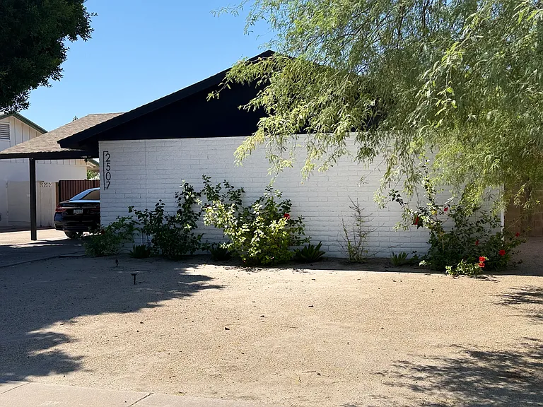 2507 E Manhatton Dr — Photo 2