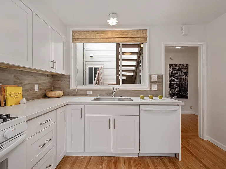 210 29th St — Photo 3