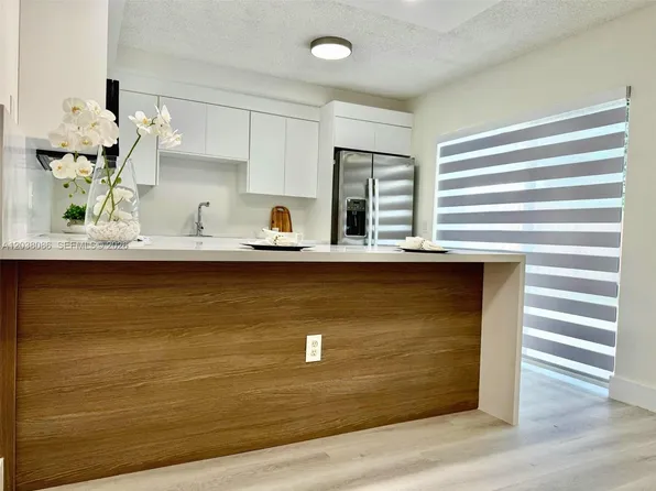 2565 Garden Ct, Hollywood, FL 33026