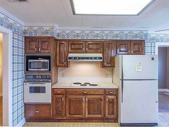 3rd image of 104 Renwick Dr