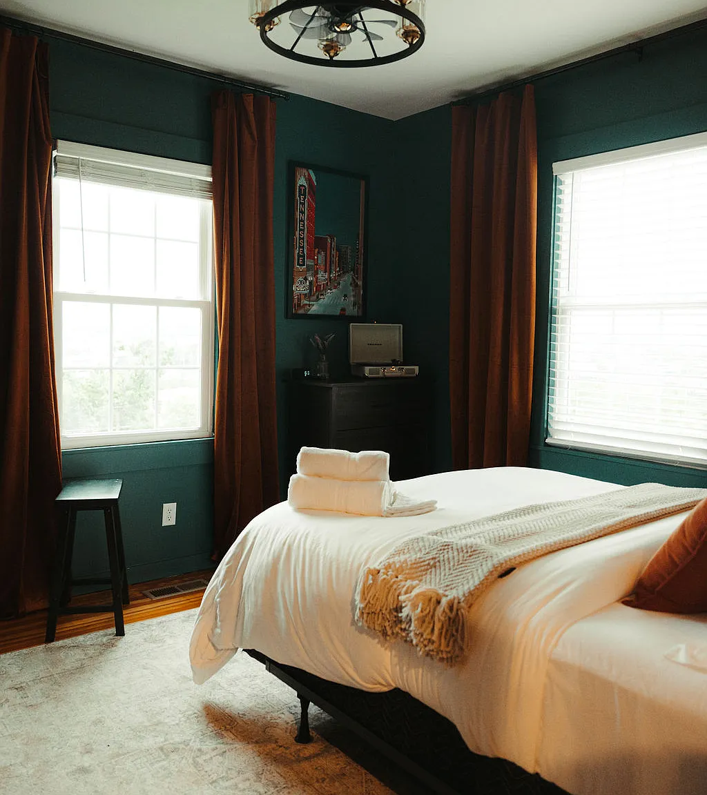 2 bed, 900 sqft, $3,000 — Photo 2