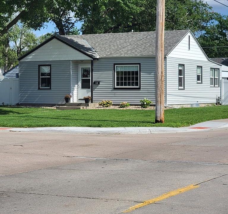 1st image of 2523 W 1st St
