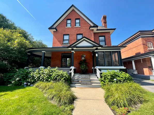 58 Sweetland Ave #6, Ottawa, ON K1N 7T6