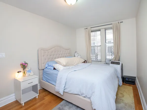 156-08 Riverside Drive West image 4 of 7