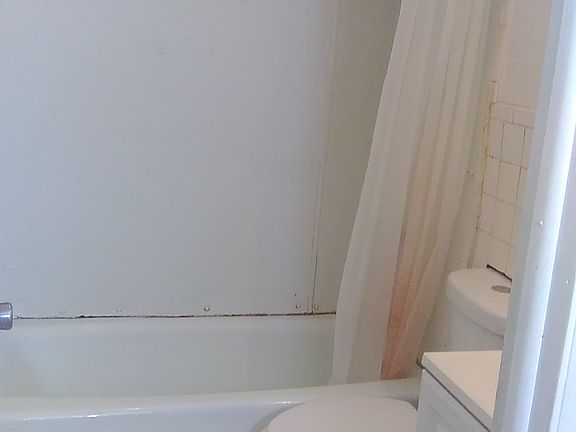 4th image of 573 Roosevelt Ave