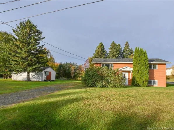 26 Des Patriotes St, Caraquet, NB E1W 1B6