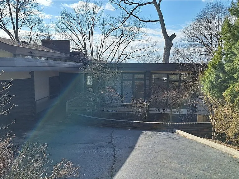 90 E Woodland Rd — Photo 2