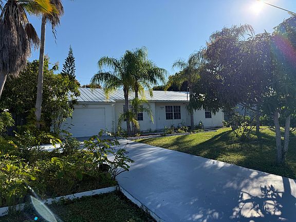 3rd image of 2451 SE Berkshire Boulevard