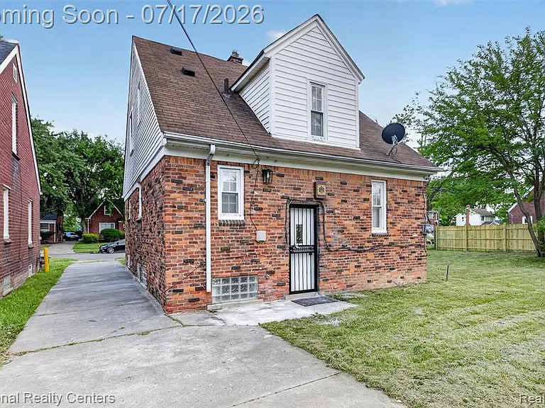 13527 Winthrop St — Photo 45