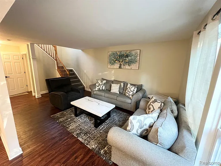3143 Village Cir S — Photo 2