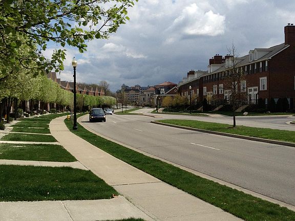 5 minute walk to the Farmer's Market, Palladium, Sun King Brewery, and dozens more new Midtown locations.