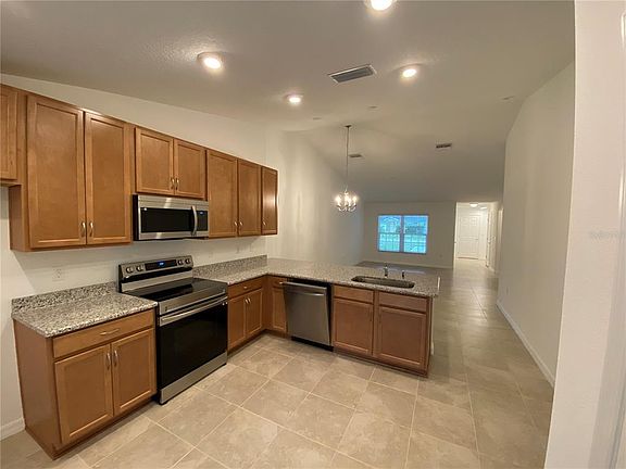 4th image of 2 Regency Dr #B