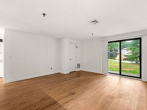 4th image of 132 W Meadow Rd APT 9