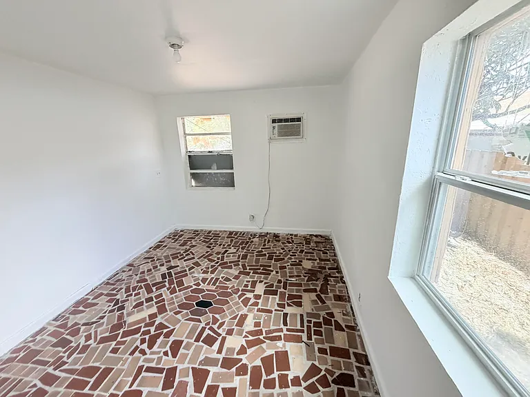 4343 Pinewood Ave — Photo 8