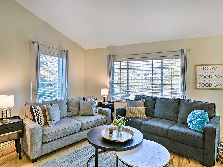 2432 Glacier St — Photo 2