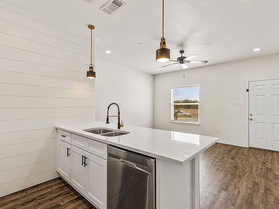 3rd image of 1402 Courtney Pl #C