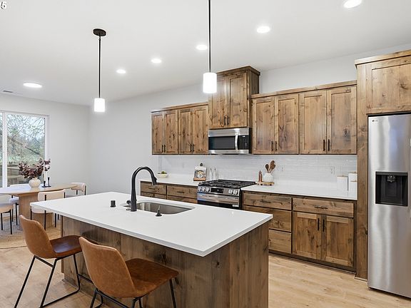 5th image of 3420 SE 6th Ave