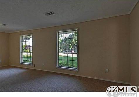 4th image of 1204 Hillsdale Dr