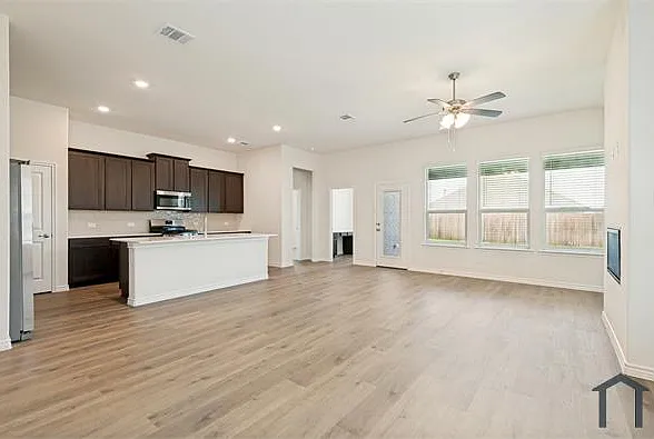 4 bed, 1935 sqft, $3,573 — Photo 3