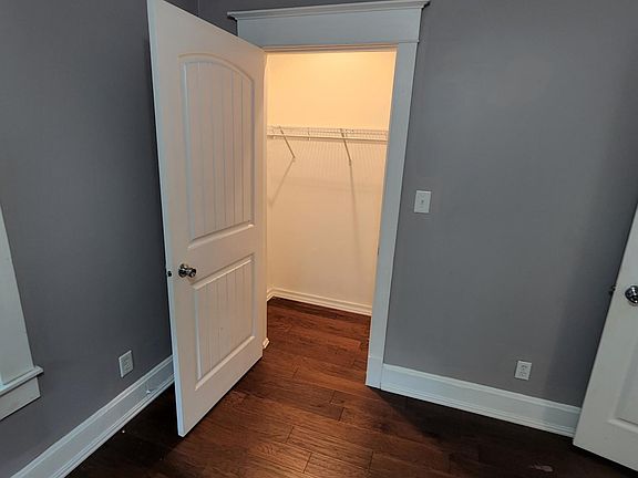 bedroom w/fan