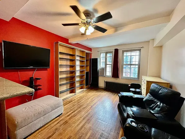 320 East 42nd Street image 1 of 3