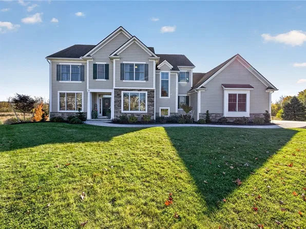 55 Turning Leaf Dr, Pittsford, NY 14534