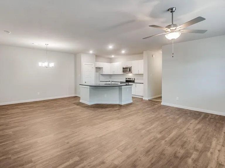 644 Blackland Dr — Photo 2