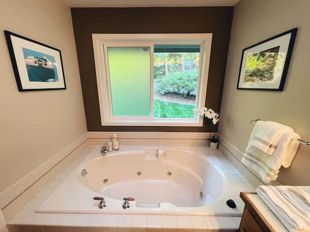 4 bed, 2.5 bath, 3200 sqft, $3,600 — Photo 4