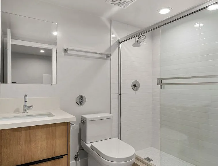 11516 Victory Blvd — Photo 46