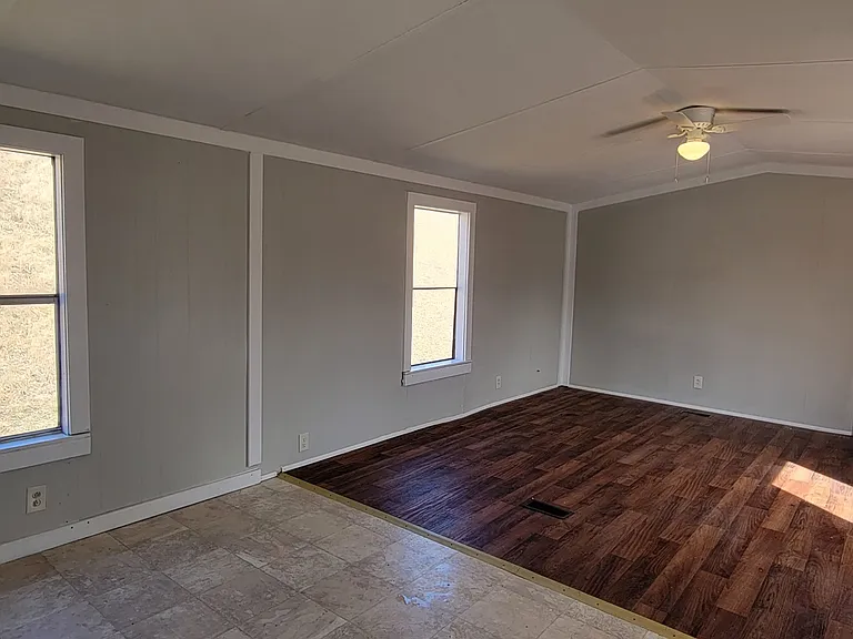 115 Linden Ln — Photo 3