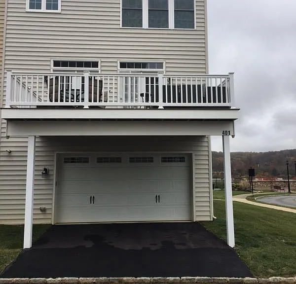 401 Gladstone Ct — Photo 2