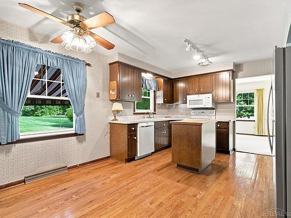 4th image of 3581 Mayer Rd