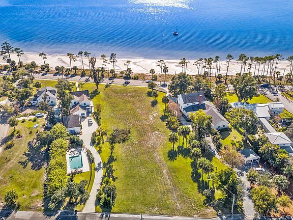 3rd image of 1108 W Beach Dr