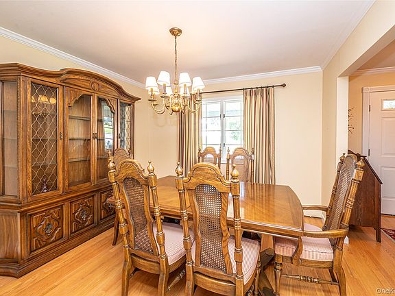 5th image of 40 Somerset Dr